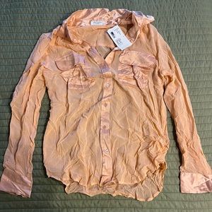 Equipment Slim Signature too with silk sleeves in Peach